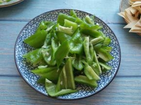 尖椒洗净，切块