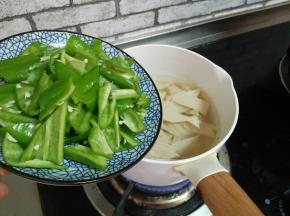 豆皮放开水中煮一分钟，再加入尖椒煮三十秒，捞出备用