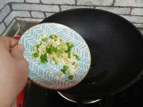 油热，葱姜蒜爆香