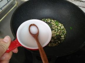 加水淀粉勾芡，熬开