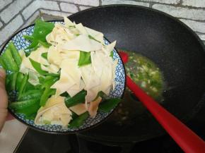 加入煮过的豆皮和尖椒，炒匀即可