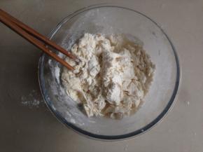 酵母溶于温水中，倒入面粉里，拌成絮状