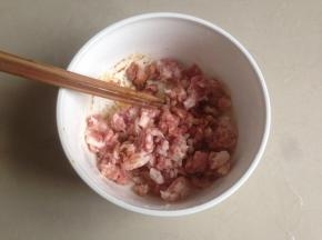 在等待发酵的时候可以制作馅料，猪肉剁成肉末，加入油、盐、芝麻油、生抽、料酒和生粉拌匀，分多次加入适量的水，搅至猪肉末起胶
