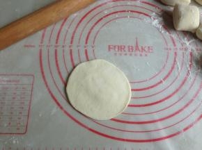 擀成圆形，中间厚四周薄