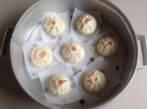 放在蒸笼里，在温暖处醒发20分钟（室温低的话，可以在蒸锅里加入热水，再放蒸笼上去醒发）