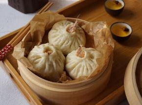 冷水上锅蒸，大火烧开后，转中小火蒸15分钟左右