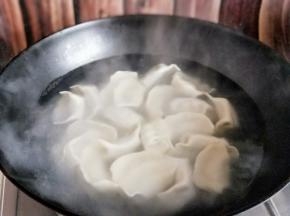 锅中加入水，大火烧开后下饺子，大火将饺子煮熟即可。