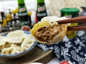 来来来，皮薄馅大，肉嫩的饺子。