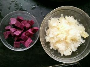 云耳泡软，剪去黄色的蒂，然后撕成小块。紫薯去皮切块。