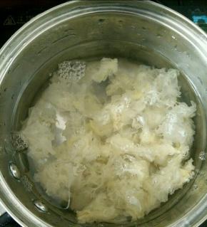 锅里放适量水，放入云耳。大火烧开后转小火煮20分钟。