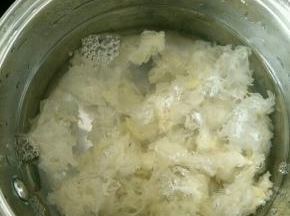 锅里放适量水，放入云耳。大火烧开后转小火煮20分钟。