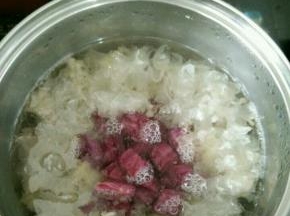 加入紫薯和几滴醋，再煮到紫薯熟透。
