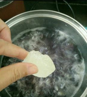 加入一块冰糖，煮到冰糖融化关火。