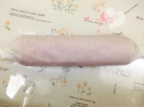 卷起来，两边跟拧糖一样拧起来。放入冰箱冷藏半小时后再切块食用。