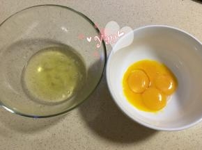 四个鸡蛋分离蛋黄蛋清至无油无水的盆里；