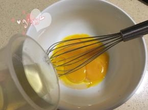 蛋黄+玉米油搅匀；