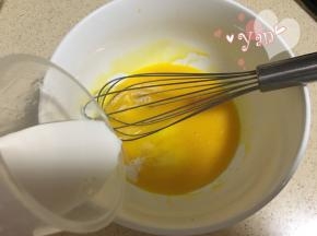 再加入牛奶搅匀；