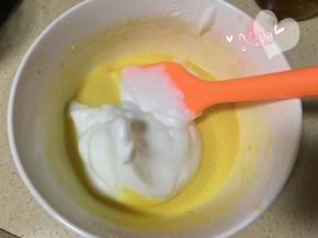 舀一大勺蛋白到蛋黄糊里；