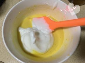 舀一大勺蛋白到蛋黄糊里；