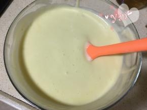 翻拌均匀后倒入蛋白盆里，再翻拌均匀；