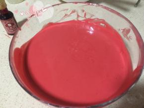 滴入几滴红丝绒液翻拌均匀；