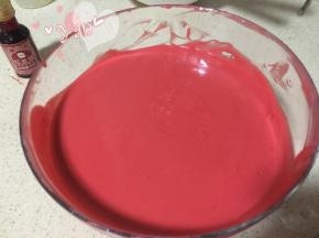 滴入几滴红丝绒液翻拌均匀；
