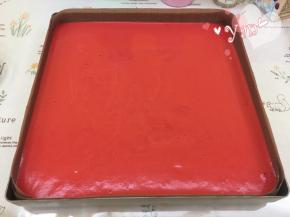 倒入铺了油布的烤盘里，用刮刀抹平；