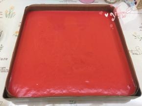 倒入铺了油布的烤盘里，用刮刀抹平；