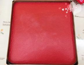 出炉立即提着油布移到晾网上晾凉。