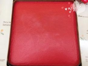 出炉立即提着油布移到晾网上晾凉。