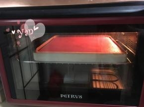 放入预热好的烤箱，165度烤20分钟；