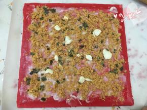 翻面，揭去油布，抹上适量沙拉酱，撒上肉松；