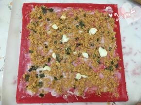 翻面，揭去油布，抹上适量沙拉酱，撒上肉松；