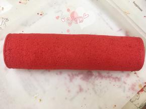 用擀面杖卷住油纸，顺势往上推。