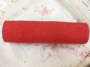 用擀面杖卷住油纸，顺势往上推。