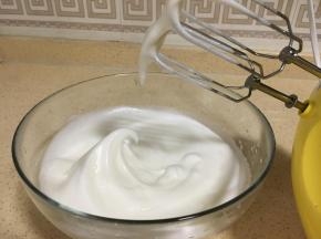 蛋清+糖打发至提起打蛋头有长弯钩即可；