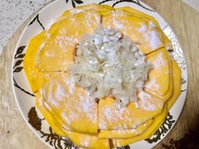 南瓜和银耳上舀上适量椰子粉撒在南瓜和银耳上，剩下的备用