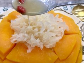 时间到了取出，将南瓜盘里蒸出的蜜汁加入17步骤的碗里，把没有融化的椰子粉尽量搅拌融化，然后舀上蜜汁淋再银耳上