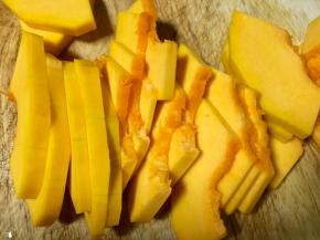 银耳清水漂洗银耳如有蒂请去掉，洗后浸泡在水里备用，南瓜取500左右，南瓜去皮去瓤切片