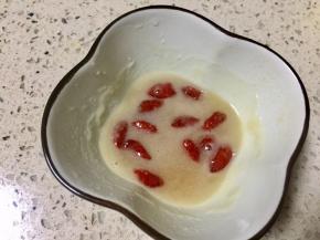 再加入少许的枸杞，备用