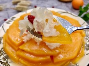 来上一勺，甜甜蜜蜜，椰香满口还有浓郁椰香的蜜汁喝，我想在酒桌上一定比大鱼大肉更受欢迎！