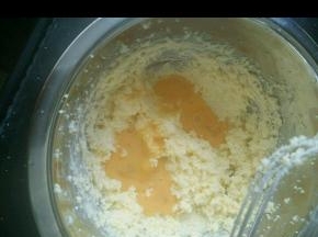 分多次加入蛋液，每次都搅打均匀。