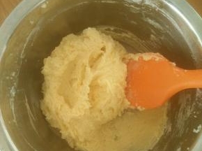 翻拌至看不见干粉。