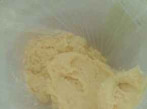 把蛋糕糊装到裱花袋，剪个一公分的口。预热烤箱。