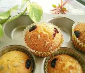 蛋糕表面脆脆的，香香的，好吃！