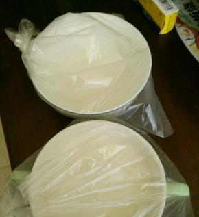 分装到两个碗里，用保鲜袋套好绑紧。