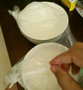 用一根牙签在保鲜袋上面捅几个洞。