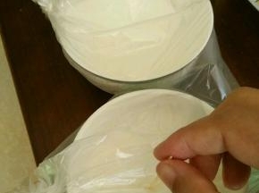 用一根牙签在保鲜袋上面捅几个洞。