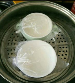 然后放到蒸锅里，上汽后蒸15分钟，焖10分钟左右。