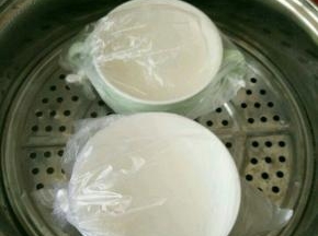 然后放到蒸锅里，上汽后蒸15分钟，焖10分钟左右。